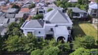 Rumah mewah Reza Gladys seluas 2.000 meter ini dilengkapi fasilitas super lengkap, mulai dari bioskop pribadi hingga lift mini. Rumah Mewah Reza Gladys Seluas 2.000 Meter Ini Dilengkapi Fasilitas Super Lengkap, Mulai Dari Bioskop Pribadi Hingga Lift Mini