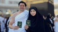 Andrew Andika dan Violentina Kaif pamer buku nikah di depan Ka'bah Andrew Andika Dan Violentina Kaif Pamer Buku Nikah Di Depan Ka’bah