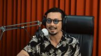 Denny Sumargo sedang berbicara di podcast Denny Sumargo Sedang Berbicara Di Podcast