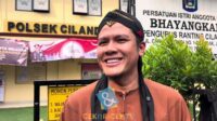 Fiqih Alamsyah tiba di Polsek Cilandak menagih kepastian hukum Fiqih Alamsyah Tiba Di Polsek Cilandak Menagih Kepastian Hukum