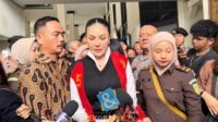 Nikita Mirzani memberikan tanggapan santai di ruang sidang Nikita Mirzani Memberikan Tanggapan Santai Di Ruang Sidang