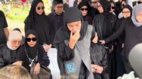 Olla Ramlan menangis di pemakaman ibunda Olla Ramlan Menangis Di Pemakaman Ibunda