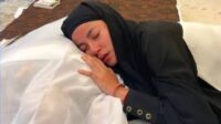 Olla Ramlan menangis di samping jenazah ibundanya Olla Ramlan Menangis Di Samping Jenazah Ibundanya