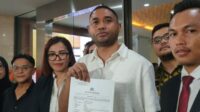 Rayen Pono kecewa laporan dugaan penghinaan marga terhadap Ahmad Dhani belum juga diproses. Rayen Pono Kecewa Laporan Dugaan Penghinaan Marga Terhadap Ahmad Dhani Belum Juga Diproses