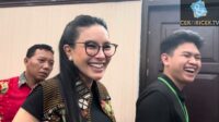 Rintang ungkap dukungan besar Nikita Mirzani dalam meraih gelar sarjana, momen haru dan bahagia adik tersorot. Rintang Ungkap Dukungan Besar Nikita Mirzani Dalam Meraih Gelar Sarjana, Momen Haru Dan Bahagia Adik Tersorot