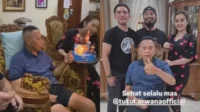 Tukul Arwana rayakan ulang tahun ke-62 bersama Vega Darwanti dan Peppy Tukul Arwana Rayakan Ulang Tahun Ke 62 Bersama Vega Darwanti Dan Peppy