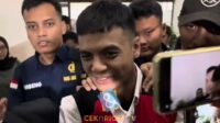 Vadel Badjideh hadapi sidang dengan ikhlas, dukungan keluarga, dan keyakinan menerima semua keputusan pengadilan. Vadel Badjideh Hadapi Sidang Dengan Ikhlas, Dukungan Keluarga, Dan Keyakinan Menerima Semua Keputusan Pengadilan