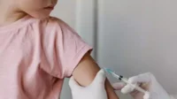 Anak menerima vaksin PCV untuk mencegah pneumonia Anak Menerima Vaksin Pcv Untuk Mencegah Pneumonia