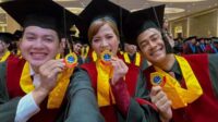 Chika Jessica, Dwi Andhika, dan Kiki Farrel resmi raih gelar Sarjana Ekonomi Chika Jessica, Dwi Andhika, Dan Kiki Farrel Resmi Raih Gelar Sarjana Ekonomi
