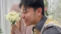 Fiki Naki dan Tinandrose saat mengumumkan lamaran Fiki Naki Dan Tinandrose Saat Mengumumkan Lamaran