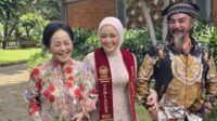Limbad tersenyum bangga bersama putrinya yang baru lulus S2 Limbad Tersenyum Bangga Bersama Putrinya Yang Baru Lulus S2