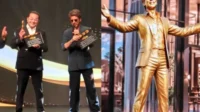 Patung Shah Rukh Khan di pintu masuk gedung Shahrukhz Patung Shah Rukh Khan Di Pintu Masuk Gedung Shahrukhz