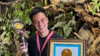 Potret Baim Wong saat menerima penghargaan perfilman nasional Potret Baim Wong Saat Menerima Penghargaan Perfilman Nasional