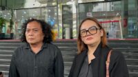 Deolipa Yumara mendampingi Linda Susanti di gedung KPK Deolipa Yumara Mendampingi Linda Susanti Di Gedung Kpk