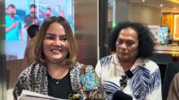 Deolipa dan Linda mendatangi Mabes Polri untuk menjelaskan dugaan penyitaan aset serta menyerahkan bukti berupa CCTV dan dokumen pendukung. Deolipa Dan Linda Mendatangi Mabes Polri Untuk Menjelaskan Dugaan Penyitaan Aset Serta Menyerahkan Bukti Berupa Cctv Dan Dokumen Pendukung