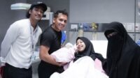 Egy dan Adiba sambut putri pertama, Elara, dengan bahagia. Egy Dan Adiba Sambut Putri Pertama, Elara, Dengan Bahagia