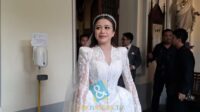 Gaun pengantin klasik Brisia Jodie dalam upacara pemberkatan Gaun Pengantin Klasik Brisia Jodie Dalam Upacara Pemberkatan