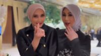 Marini Zumarnis dan Ineke Koesherawati tampil anggun dengan gaun hitam panjang Marini Zumarnis Dan Ineke Koesherawati Tampil Anggun Dengan Gaun Hitam Panjang