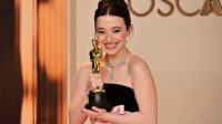 Mikey Madison menerima Piala Oscar Aktris Utama Terbaik 2025 Mikey Madison Menerima Piala Oscar Aktris Utama Terbaik 2025