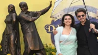 Shah Rukh Khan dan Kajol meresmikan patung Raj-Simran di London Shah Rukh Khan Dan Kajol Meresmikan Patung Raj Simran Di London