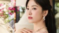 Song Hye Kyo mengaku bahwa saat bercermin, ia sering kali memantau bagaimana wajahnya berubah seiring bertambahnya usia Song Hye Kyo Mengaku Bahwa Saat Bercermin, Ia Sering Kali Memantau Bagaimana Wajahnya Berubah Seiring Bertambahnya Usia