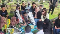 Tamara Tyasmara merayakan ulang tahun Dante di makam Tamara Tyasmara Merayakan Ulang Tahun Dante Di Makam