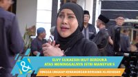 Elvy Sukaesih menyampaikan doa untuk Rosidah dalam suasana haru Elvy Sukaesih Menyampaikan Doa Untuk Rosidah Dalam Suasana Haru