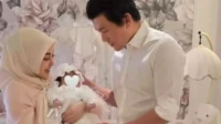 Foto Wajah Baby R Bocor, Anak Syahrini dan Reino Barack Disebut ‘Kembaran’ Sang Ayah Foto Wajah Baby R Bocor, Anak Syahrini Dan Reino Barack Disebut ‘kembaran’ Sang Ayah