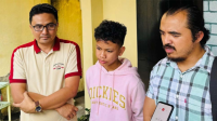 Konflik keluarga Farel Prayoga memanas, sang ayah laporkan manajer ke Bareskrim dan klarifikasi ke Komnas Anak terkait isu eksploitasi anak. Konflik Keluarga Farel Prayoga Memanas, Sang Ayah Laporkan Manajer Ke Bareskrim Dan Klarifikasi Ke Komnas Anak Terkait Isu Eksploitasi Anak