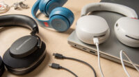 Earphone kabel kembali populer di tahun 2026 berkat tren retro yang dipicu oleh selebriti dunia Earphone Kabel Kembali Populer Di Tahun 2026 Berkat Tren Retro Yang Dipicu Oleh Selebriti Dunia