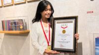 Namira Adjani, putri Alya Rohali, sukses menyabet rekor MURI setelah meraih gelar Magister Hukum dari universitas top dunia dengan pencapaian akademik yang sangat menginspirasi. Namira Adjani, Putri Alya Rohali, Sukses Menyabet Rekor Muri Setelah Meraih Gelar Magister Hukum Dari Universitas Top Dunia Dengan Pencapaian Akademik Yang Sangat Menginspirasi