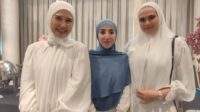 Penampilan Catherine Wilson berhijab didampingi Hj Debby dan kolega di hari spesial Eddies Adelia. Penampilan Catherine Wilson Berhijab Didampingi Hj Debby Dan Kolega Di Hari Spesial Eddies Adelia