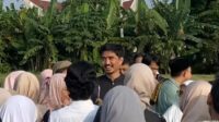 Duta Sheila On 7 Dikerubungi Warga Usai Salat Idulfitri di Masjid Yogyakarta Duta Sheila On 7 Dikerubungi Warga Usai Salat Idulfitri Di Masjid Yogyakarta