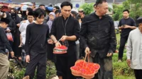 Iringi Pemakaman Sang Ibunda, Anji. Kami Melepas dengan Keikhlasan Iringi Pemakaman Sang Ibunda, Anji