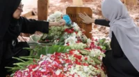 Keluarga Tak Tahu Siapa Pengirim Anggrek Putih Misterius di Makam Vidi Aldiano Keluarga Tak Tahu Siapa Pengirim Anggrek Putih Misterius Di Makam Vidi Aldiano
