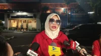Kesaksian Doktif Lihat Richard Lee Diborgol Saat Resmi Ditahan Polda Metro Jaya Kesaksian Doktif Lihat Richard Lee Diborgol Saat Resmi Ditahan Polda Metro Jaya