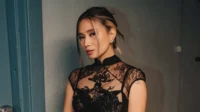 NIKI Zefanya mencetak sejarah sebagai musisi Indonesia pertama dengan 6 miliar streaming Spotify Niki Zefanya Mencetak Sejarah Sebagai Musisi Indonesia Pertama Dengan 6 Miliar Streaming Spotify