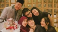 Tradisi Foto Lebaran Keluarga Harry Kiss Tanpa Kehadiran Vidi Aldiano Tradisi Foto Lebaran Keluarga Harry Kiss Tanpa Kehadiran Vidi Aldiano