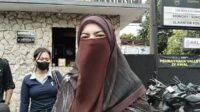 Wardatina Mawa resmi mendaftarkan gugatan cerai terhadap Insanul Fahmi di Pengadilan Agama Lubuk Pakam Wardatina Mawa Resmi Mendaftarkan Gugatan Cerai Terhadap Insanul Fahmi Di Pengadilan Agama Lubuk Pakam