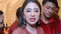 Dewi Perssik Akan Lapor Polisi Soal Akun Facebook Palsu Bercentang Biru Dewi Perssik Akan Lapor Polisi Soal Akun Facebook Palsu Bercentang Biru