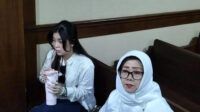 Ibu Angkat Ammar Zoni Curiga Ada Pihak yang Batasi Akses Media Selama Sidang Berlangsung Ibu Angkat Ammar Zoni Curiga Ada Pihak Yang Batasi Akses Media Selama Sidang Berlangsung