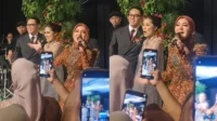Lima Tahun Vakum, Syahrini Kembali Nyanyi di Acara Pernikahan dan Viral di Media Sosial Lima Tahun Vakum, Syahrini Kembali Nyanyi Di Acara Pernikahan Dan Viral Di Media Sosial