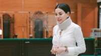 Nikita Mirzani Sudah Bisa Bicara Lancar usai Perawatan, tapi Masalah Tulang Belakang Masih Menggantung Nikita Mirzani Sudah Bisa Bicara Lancar Usai Perawatan, Tapi Masalah Tulang Belakang Masih Menggantung