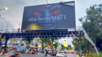 Produser Film Aku Harus Mati Minta Maaf dan Siap Pasang Trigger Warning Usai Billboard Ditertibkan di Jakarta Produser Film Aku Harus Mati Minta Maaf Dan Siap Pasang Trigger Warning Usai Billboard Ditertibkan Di Jakarta