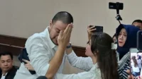 Sambil Menangis, Ammar Zoni Tulis Sendiri Pembelaan 100 Halaman Kenang Kepergian Orang Tua Sambil Menangis, Ammar Zoni Tulis Sendiri Pembelaan 100 Halaman Kenang Kepergian Orang Tua