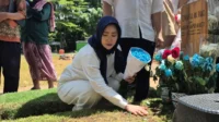 Ziarah ke TPU Tanah Kusir, Inul Daratista Kenang Vidi Aldiano sebagai Sosok yang Baik dengan Siapa Saja Ziarah Ke Tpu Tanah Kusir, Inul Daratista Kenang Vidi Aldiano Sebagai Sosok Yang Baik Dengan Siapa Saja