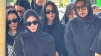 Bunga Zainal Tak Kuasa Menahan Tangis di Pemakaman Ayahnya, Sapuri Bunga Zainal Tak Kuasa Menahan Tangis Di Pemakaman Ayahnya, Sapuri