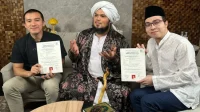 Derry Sulaiman Ungkap Richard Lee Masih Jalankan Salat Lima Waktu usai Sertifikat Mualaf Dicabut Derry Sulaiman Ungkap Richard Lee Masih Jalankan Salat Lima Waktu Usai Sertifikat Mualaf Dicabut