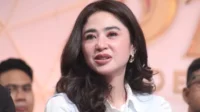 Diam-diam Kuliah Psikologi, Dewi Perssik Sampai Pakai Jubah demi Tak Dikenali di Kampus Diam Diam Kuliah Psikologi, Dewi Perssik Sampai Pakai Jubah Demi Tak Dikenali Di Kampus