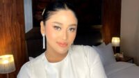 Lissa V tampil memesona dalam balutan busana putih elegan jelang perayaan Idul Adha 2026 di Purwokerto. Lissa V Tampil Memesona Dalam Balutan Busana Putih Elegan Jelang Perayaan Idul Adha 2026 Di Purwokerto